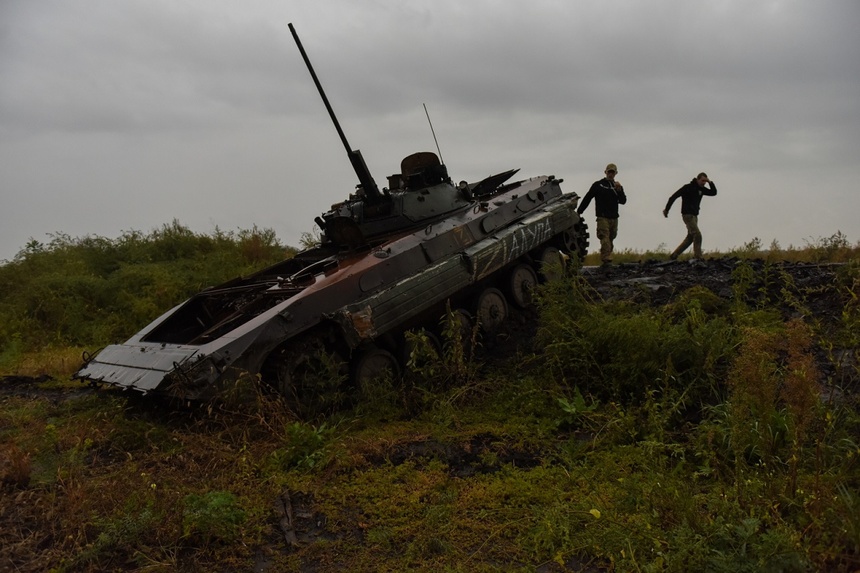 Porzucony rosyjski transporter opancerzony, przejęty przez Ukraińców pod Charkowem. Fot. PAP/EPA/OLEG PETRASYUK
