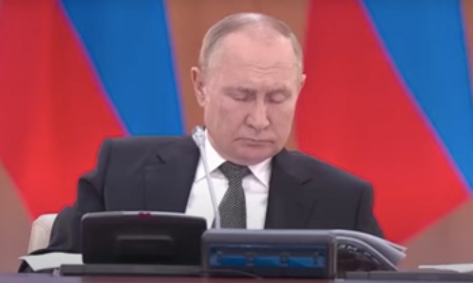 Putin przysypia na oficjalnym spotkaniu. Źródło: YouTube