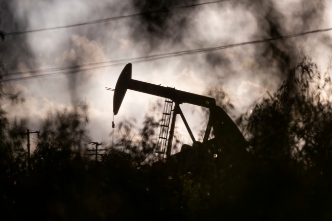 Wydobycie ropy w Inglewood Oil, Kalifornia, USA. Fot. PAP/EPA/ETIENNE LAURENT