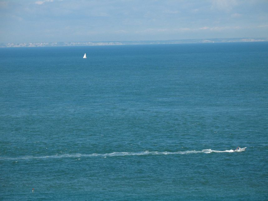 Wybrześe Anglii widziane z klifu w okolicach Calais. Zdjęcie: Alpejski