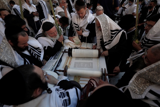 Ultraortodoksyjni Żydzi w Izraelu. Fot. PAP/EPA/ATEF SAFADI