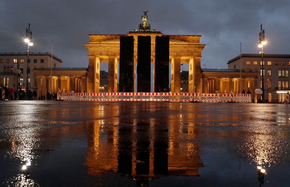 Berlin czeka na uroczystości zakończenia II wojny światowej. Bez flag Ukrainy i Rosji. Fot. arch. PAP/Brama Brandenburska