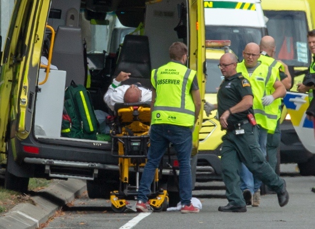 Transport osoby rannej w strzelaninie w Christchurch, fot. PAP/EPA/Martin Hunter