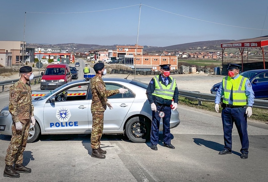 Policjanci na przejściu granicznym w Jarinje, fot. Twitter/@Mighty War