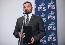 Przewodniczący Komitetu Wykonawczego PiS Krzysztof Sobolewski przedstawił kandydatów do Sejmu i Senatu. fot. PAP/PAP/Marcin Obara