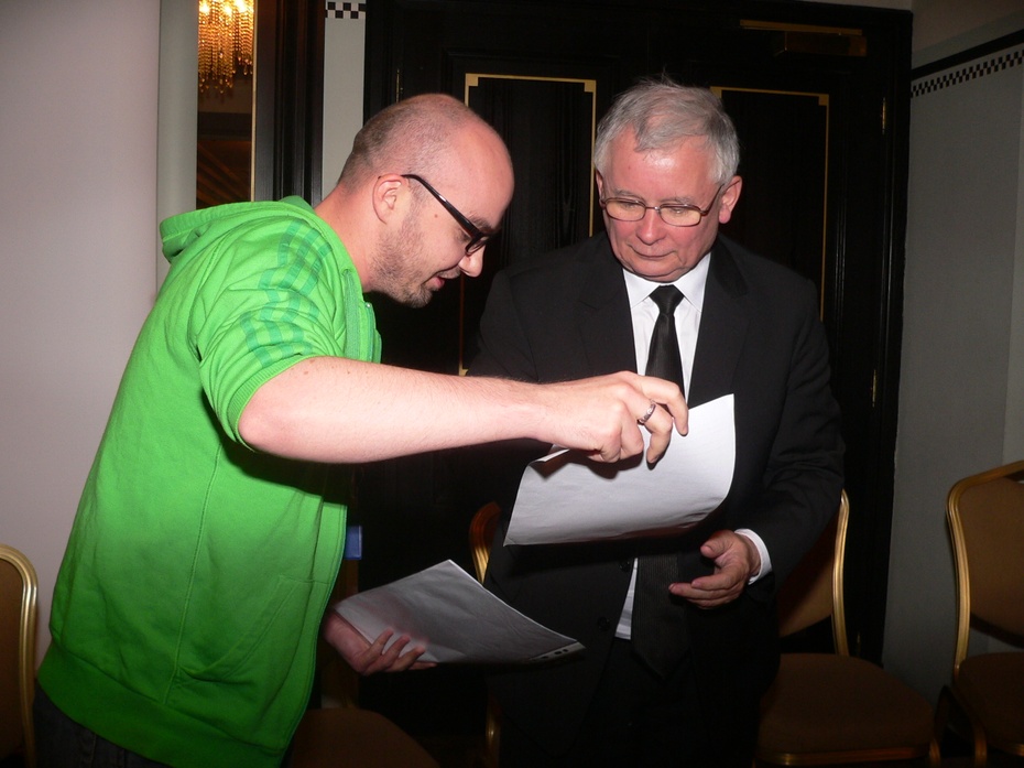mec. Aleksander Z. Zioło bierze podpis od Obywatela Jarosława Kaczyńskiego w sprawie referendum ACTA