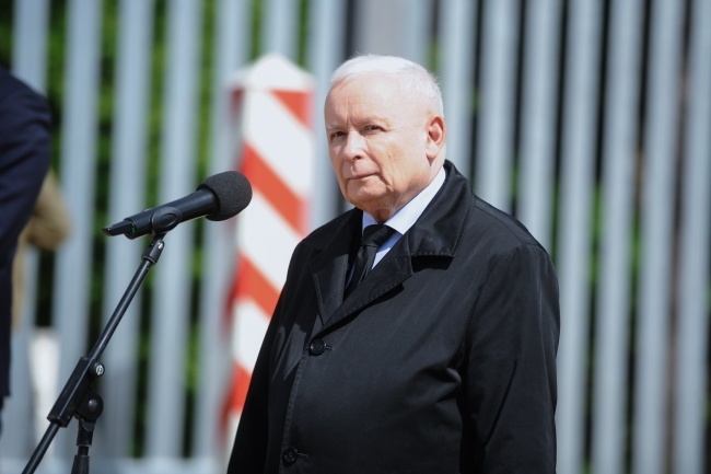 Prezes PiS Jarosław Kaczyński podczas konferencji prasowej przy granicy polsko-białoruskiej, fot. PAP/Tomasz Waszczuk