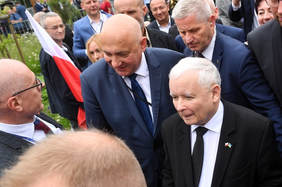 Joachim Brudziński (C) I Jarosław Kaczyński (L). Fot. PAP/Radek Pietruszka