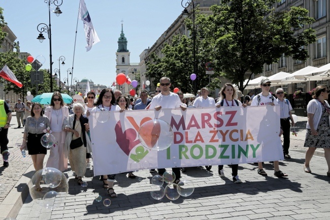 Uczestnicy 14. Marszu dla Życia i Rodziny na warszawskich ulicach, fot. PAP/Wojciech Olkuśnik