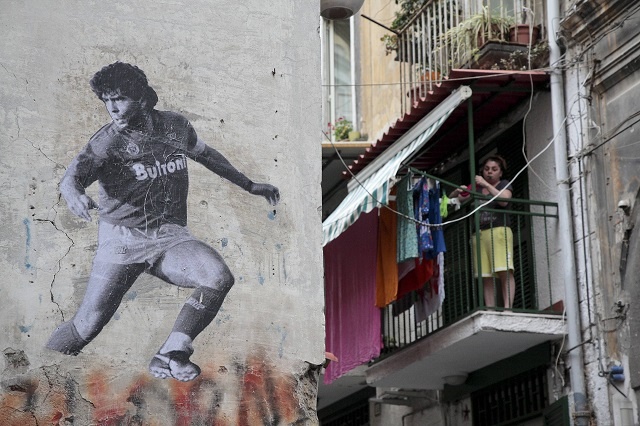 Mural z Diego Maradoną na ulicach Neapolu. Fot. PAP/Abaca