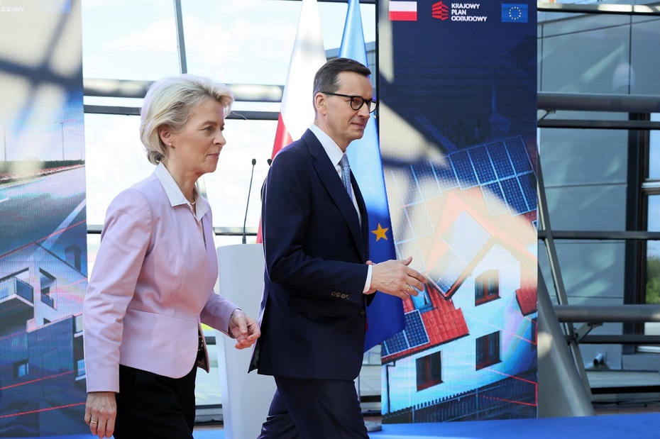 Przewodnicząca Komisji Europejskiej Ursula von der Leyen (L) oraz premier RP Mateusz Morawiecki (P). Fot. PAP/Leszek Szymański