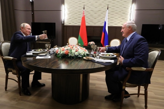 "Dobijanie targu" Putina z Łukaszenką, fot. PAP/EPA/MICHAEL KLIMENTYEV / SPUTNIK / KREMLIN POOL