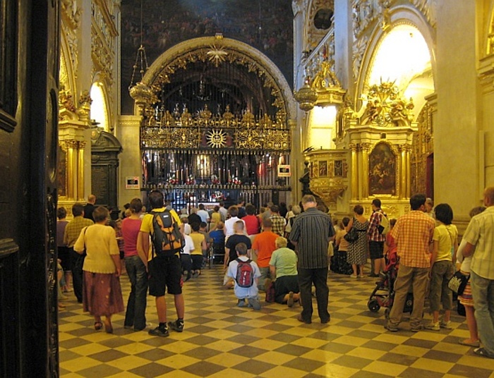 Trendy -szokowe prowokacje. Walka o tron.