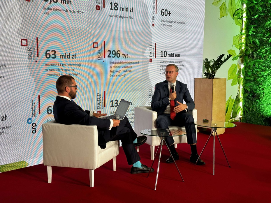 Zdjęcie: Bartłomiej Godusławski w czasie rozmowy z Pawłem Borysem na Forum Ekonomicznym w Karpaczu. Fot: Salon24