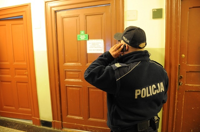 Od 24 lutego aby dodzwonić się do jednostki policji, zamiast numeru kierunkowego trzeba wybrać wyróżnik 47. Fot. PAP/Marcin Bielecki