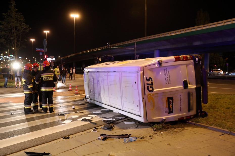 Samochód dostawczy Iveco po wypadku w Warszawie. Fot. PAP