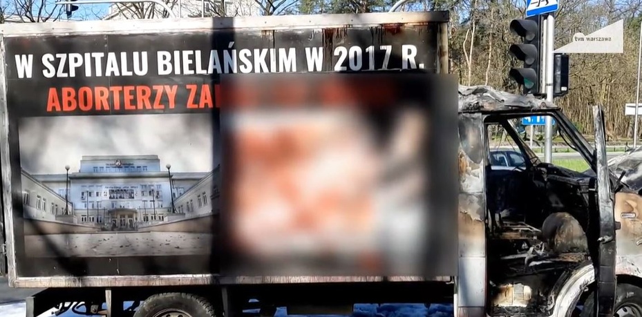 Spalona furgonetka pro-life w Warszawie. Fot. kadr TVN Warszawa