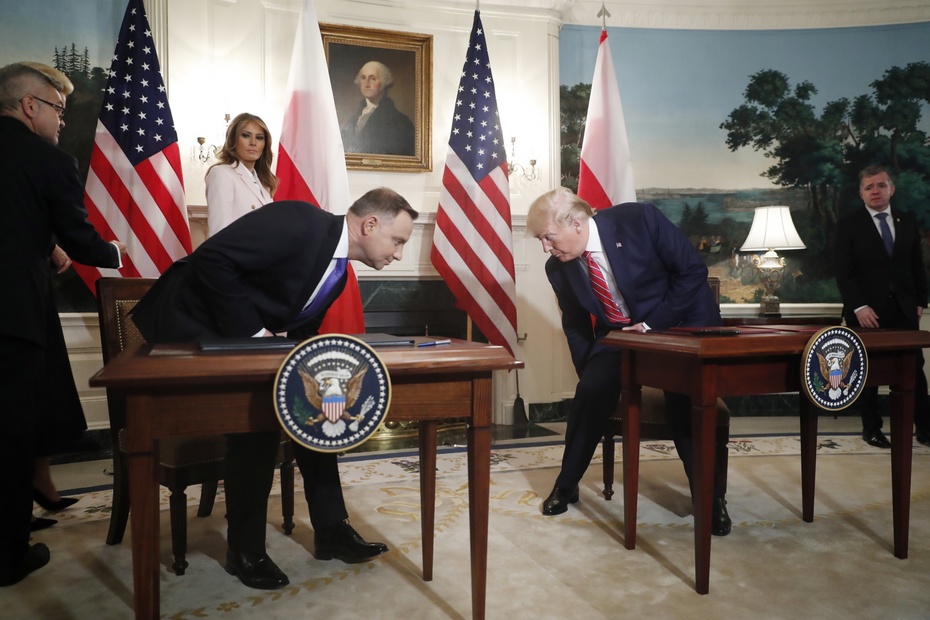 Andrzej Duda i Donald Trump podpisują porozumienie ws. współpracy obronnej. Fot. PAP/EPA