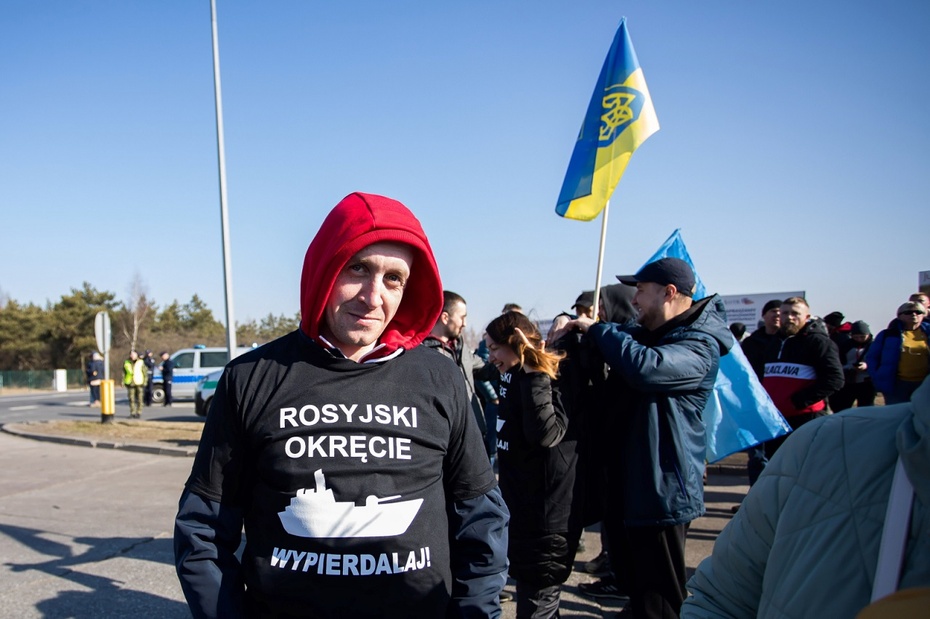 Protest przeciwko transportowi towarów do Rosji i Białorusi przed polsko-białoruskim przejściem granicznym w Koroszczynie. Fot. PAP/Bartłomiej Wójtowicz