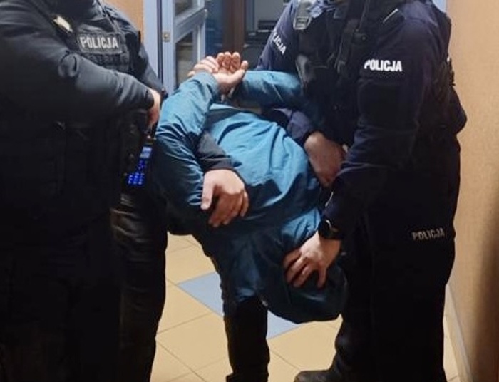 Jeździł z maczetą po Warszawie i atakował przechodniów. Policja już go dorwała