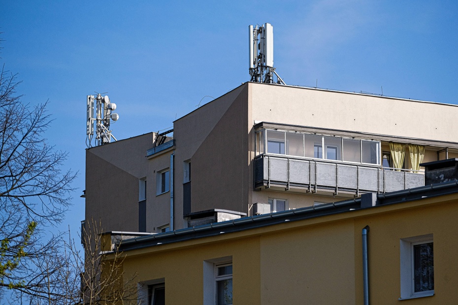 Nadajnik 5G na budynku w Warszawie, kwiecień 2020 r. Fot. PAP