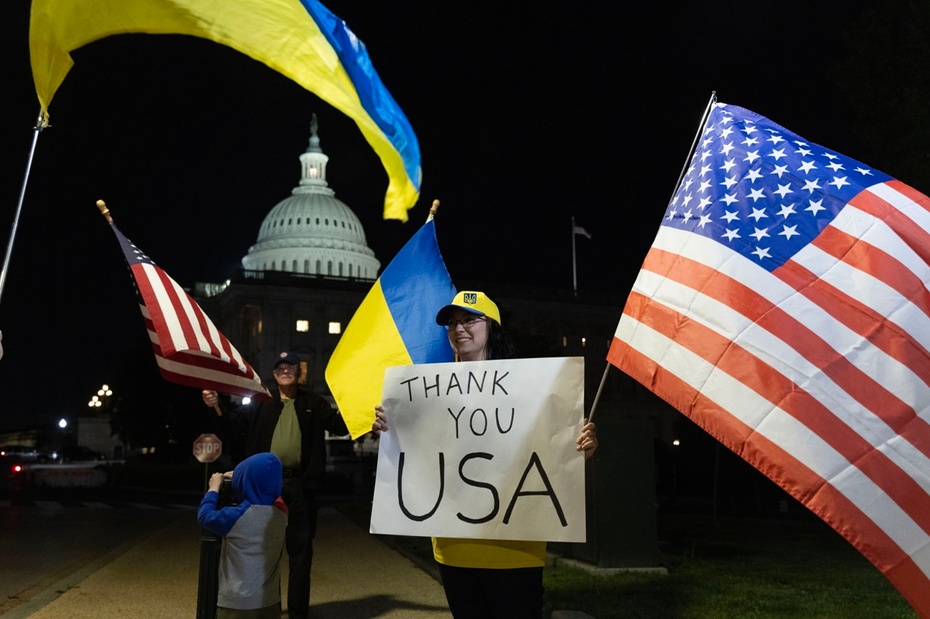 Amerykański Senat przegłosował we wtorek wieczorem pakiet środków na wsparcie Ukrainy, Izraela i Tajwanu o wartości 95 mld dolarów. Fot. PAP/EPA/MICHAEL REYNOLDS