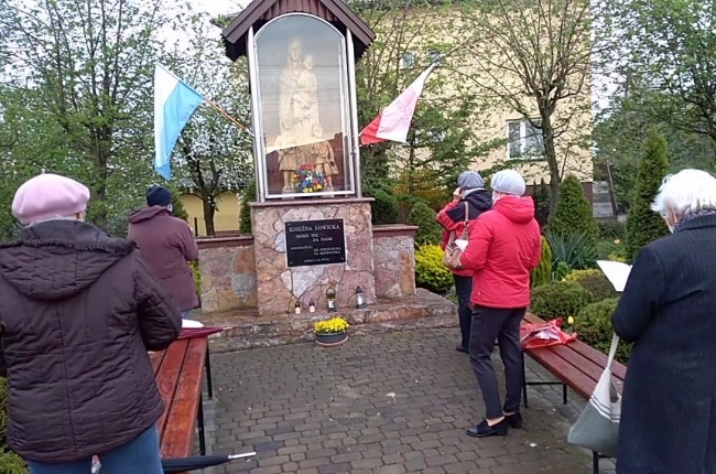 Modlitwa przy kapliczce w Łowiczu w maju ub. roku, fot. YouTube