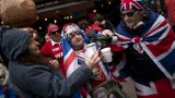 Brytyjczycy piją toast za narodziny royal baby, fot. PAP/EPA/WILL OLIVER