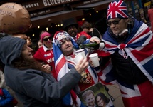 Brytyjczycy piją toast za narodziny royal baby, fot. PAP/EPA/WILL OLIVER