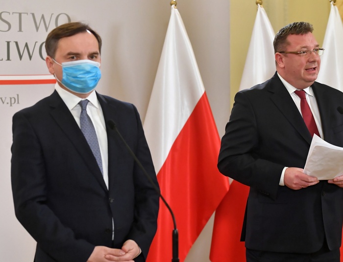 Tak resort Ziobry chce uniemożliwić adopcję dzieci przez pary homoseksualne