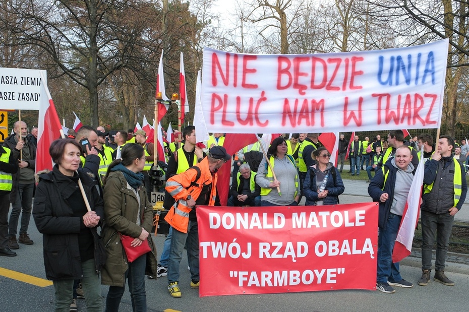 Protest rolników "Gwiaździsty Marsz na Warszawę" przed siedzibą KPRM. Fot. PAP/Mateusz Marek
