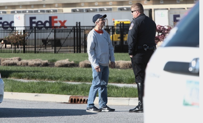 W strzelaninie w budynku FedEx w Indianapolis zginęło dziewięć osób. Fot. PAP/EPA/MARK LYONS