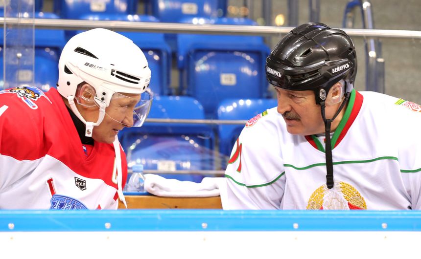 Władimir Putin i Aleksander Łukaszenka na meczu hokeja. fot. kremlin.ru