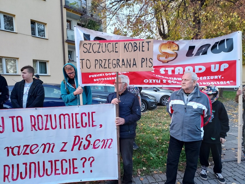 Protest przed spotkaniem z Jarosławem Kaczyńskim w Wadowicach. Fot. Twitter/Monika Waluś