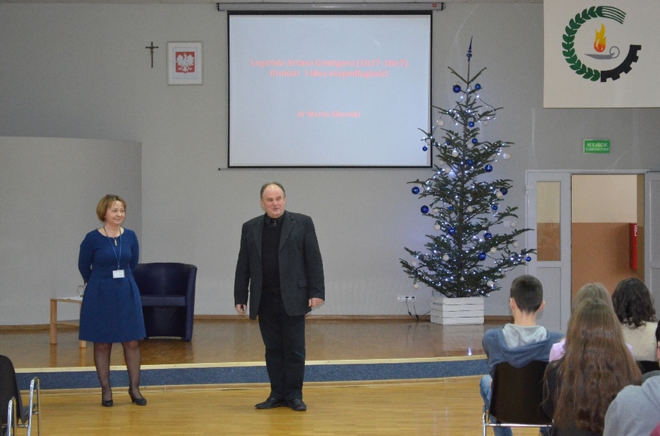 Pani Dyr. Maria Baran i Marek Sikorski, prelekcja w ZS w Oleszycach  (fot. ZS w Oleszycach)