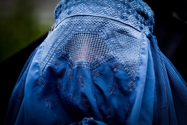 Kobieta w tradycyjnej burce, fot. PAP/EPA/STEPHANIE LECOCQ