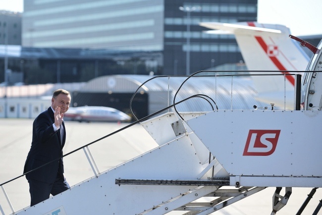 Prezydent RP Andrzej Duda wchodzi na pokład samolotu, przed wylotem z Warszawy do Bukaresztu, fot. PAP/Marcin Obara