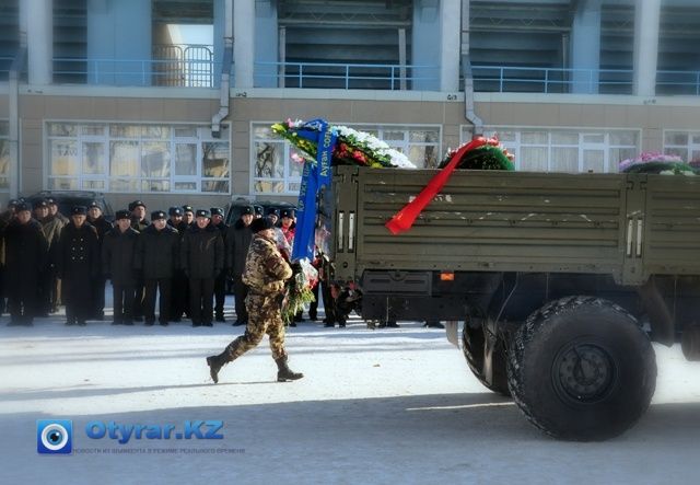 Panichida, Szymkent 30.12.2012. Trumny i wieńce na ciężarówce wojskowej