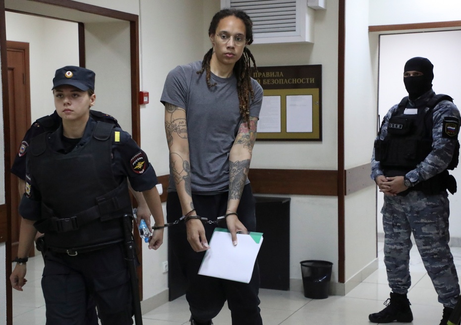 W czwartek rosyjski sąd skazał na dziewięć lat więzienia amerykańską gwiazdy kobiecej koszykówki Brittney Griner. Źródło: EPA/MAXIM SHIPENKOV