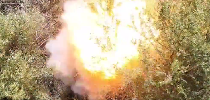 Ukraiński dron bombardujący spuścił pocisk na rosyjski czołg T-72. Screen/Twitter/Ukraine Weapons Tracker