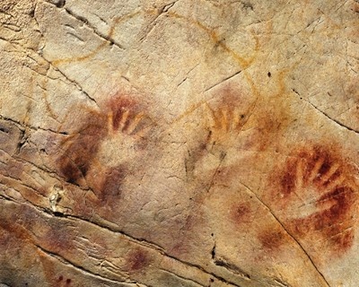 Obraz na ścianie jaskini El Castillo. Wiek znaleziska oceniany jest na 41 tys. lat. Ślady swoich dłoni pozostawił zapewne Neandertalczyk.