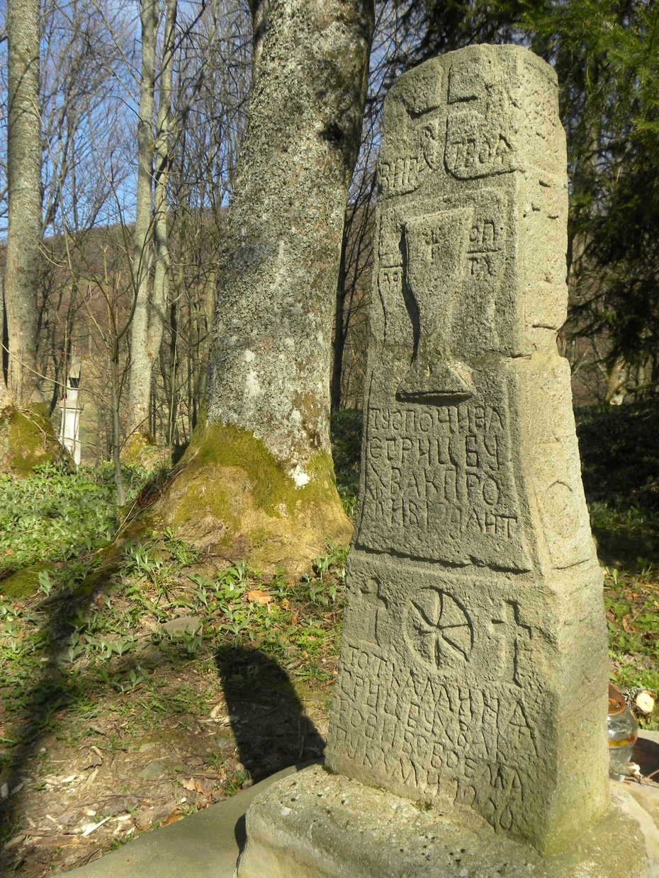 Nagrobki na cmentarzu w Brzegach Górnych (Bieszczadzki Park Narodowy)