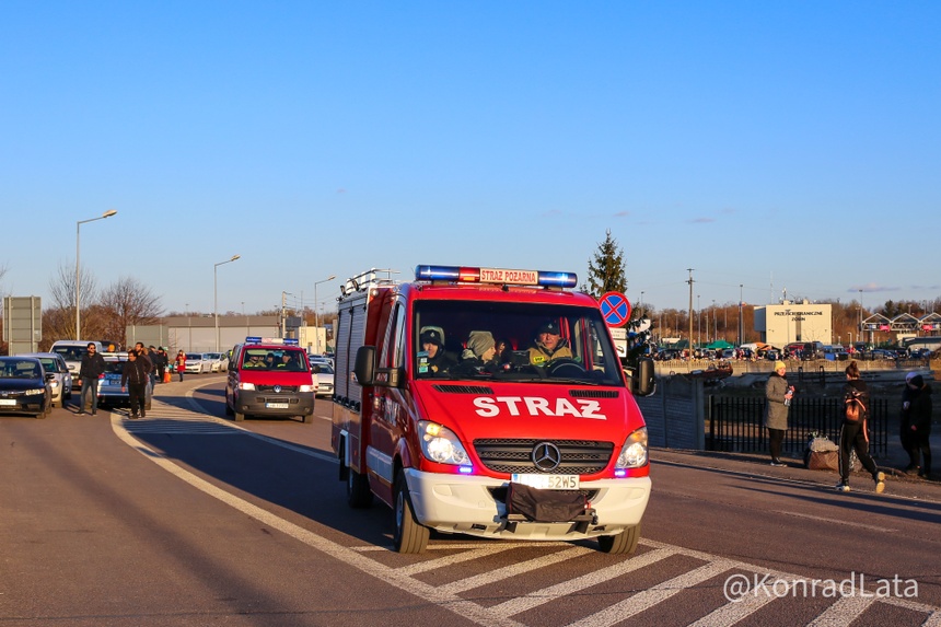 W ewakuacji uchodźców, docierających na przejście graniczne w Zosinie z zaatakowanej przez Rosję Ukrainy pomagają polscy strażacy. Zarówno Ci, którzy służą w komendach powiatowych czy wojewódzkich, ale także ochotnicy - Fot. Konrad Lata
