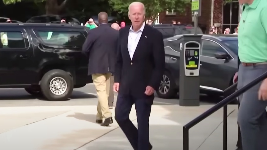 Prezydent Joe Biden po sobotnim upadku na rowerze udowadnia dziennikarzom, że czuje się dobrze. (fot. YouTube)