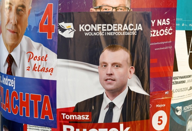 Plakaty kandydatów do parlamentu w powyborczy poniedziałek na ulicach Rzeszowa. Fot. PAP/Darek Delmanowicz