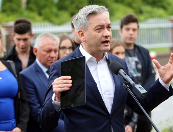 Lewica tonie! W najnowszych sondażach Biedroń między 3 a 5 %. Kto jest temu winien?