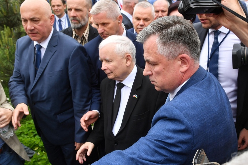 Prezes PiS, wicepremier Jarosław Kaczyński (C) oraz europoseł Joachim Brudziński (L) podczas konwencji Prawa i Sprawiedliwości w Markach pod Warszawą. Fot. PAP/Radek Pietruszka