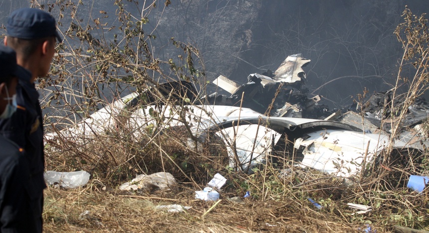 Szczątki samolotu, który rozbił się nieopodal Pokhary. Fot. PAP/EPA