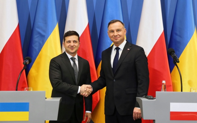 Prezydent Ukrainy Wołodymyr Załenski (L) i prezydent Polski Andrzej Duda (P). Fot. PAP/EPA