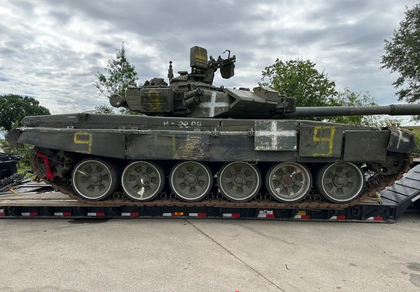 Czołg T-90 na parkingu w Luizjanie, fot. Mutantlight/Reddit
